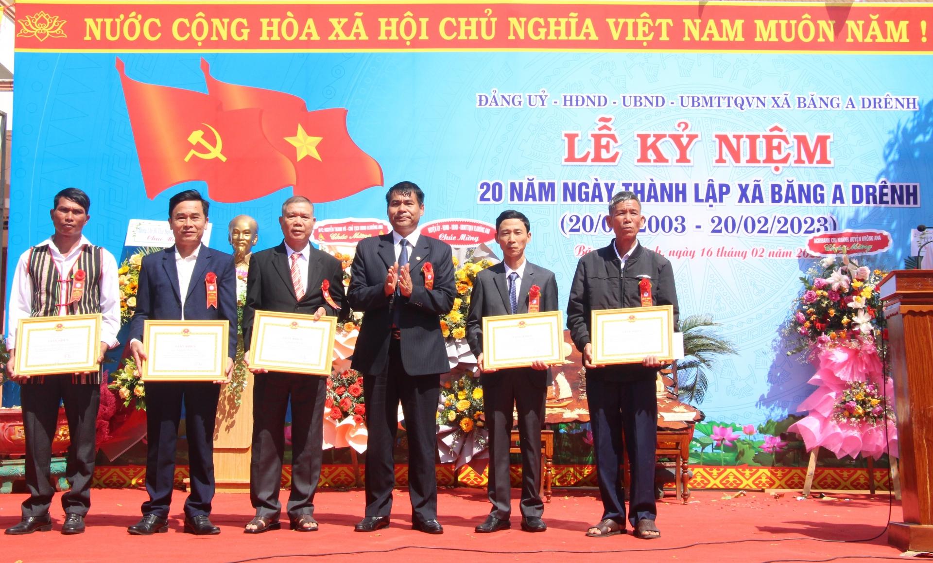 UBND huyện khen thưởng 2 tập thể và 3 cá nhân; UBND xã biểu dương, khen thưởng 13 cá nhân có thành tích xuất sắc trong xây dựng và phát triển xã Băng Adrênh.