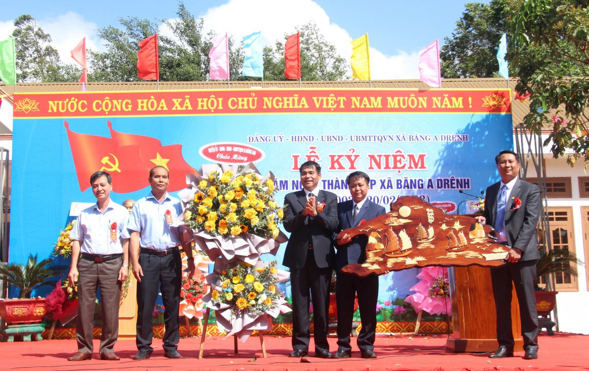 Lãnh đạo huyện Krông Ana tặng hoa và quà chúc mừng kỷ niệm 20 năm thành lập xã Băng Adrênh.