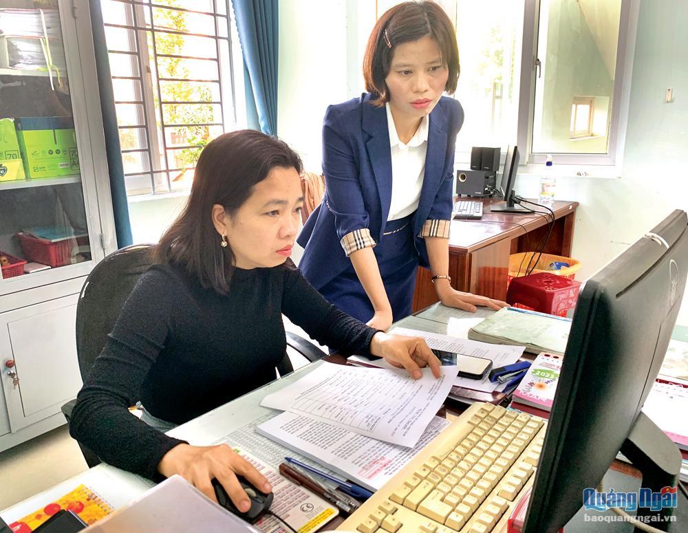 Phó Chánh Văn phòng Hội Nông dân tỉnh Ngô Thị Kiều Diễm (bên trái) kiểm tra văn bản trên phần mềm i-Office.