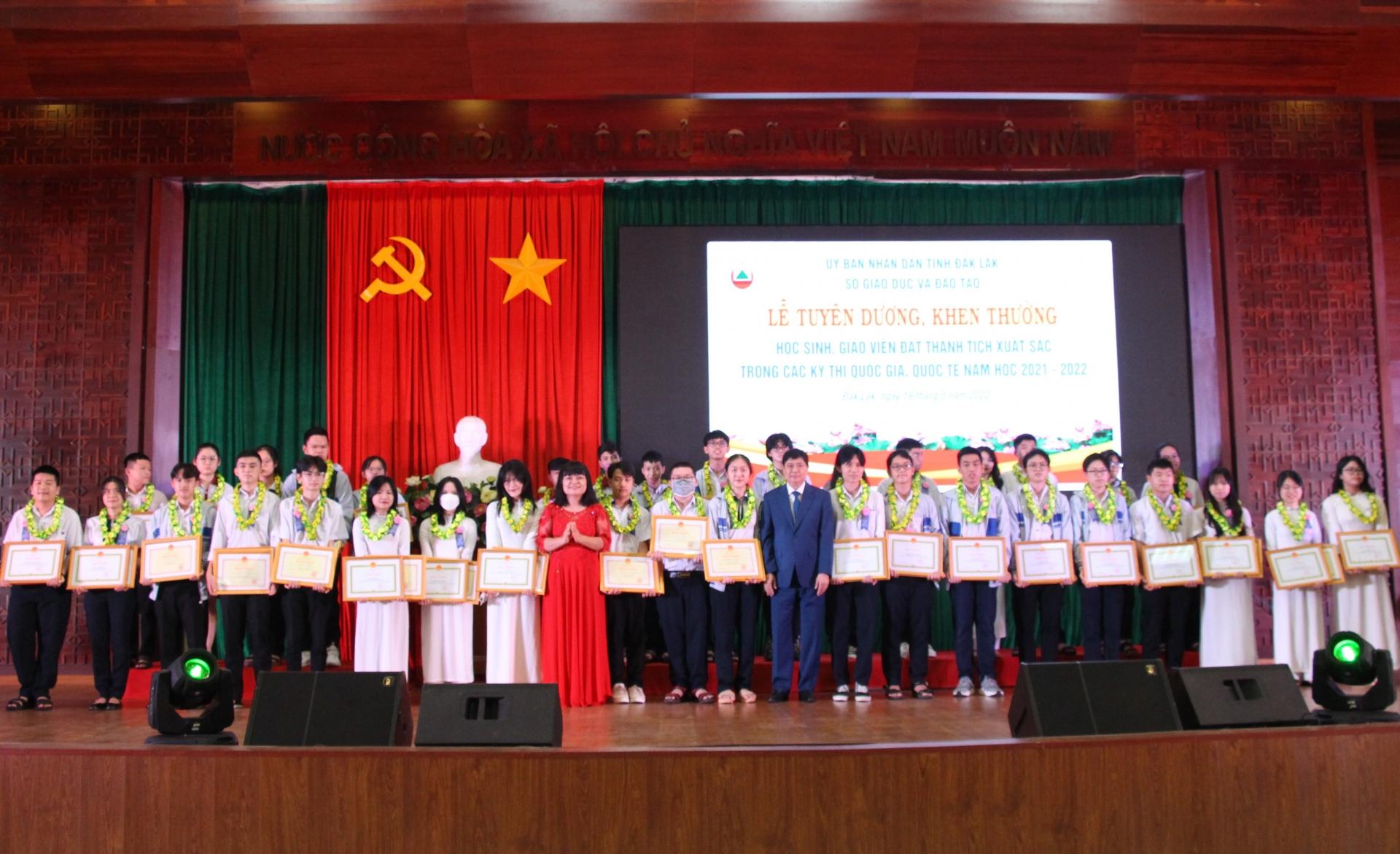 Khen thưởng học sinh giỏi năm học 2021 - 2022