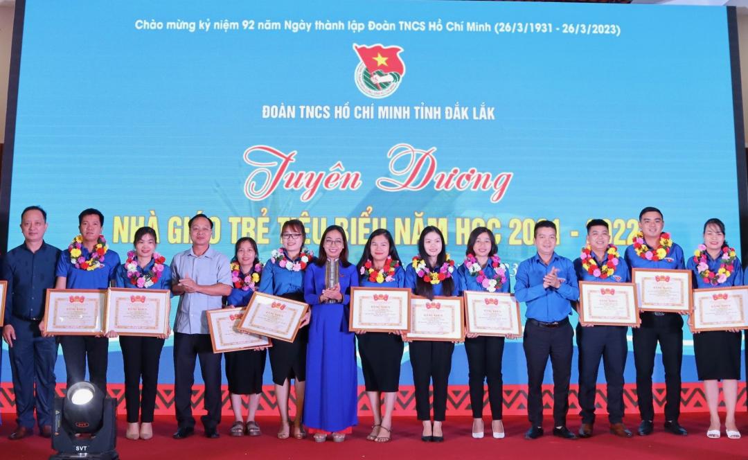 Đại diện Tỉnh Đoàn tặng Bằng khen cho