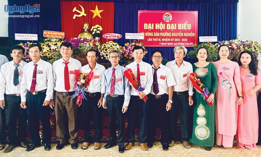Hội Nông dân thị xã Đức Phổ tặng hoa chúc mừng Ban Chấp hành Hội Nông dân phường Nguyễn Nghiêm, nhiệm kỳ 2023 - 2028.