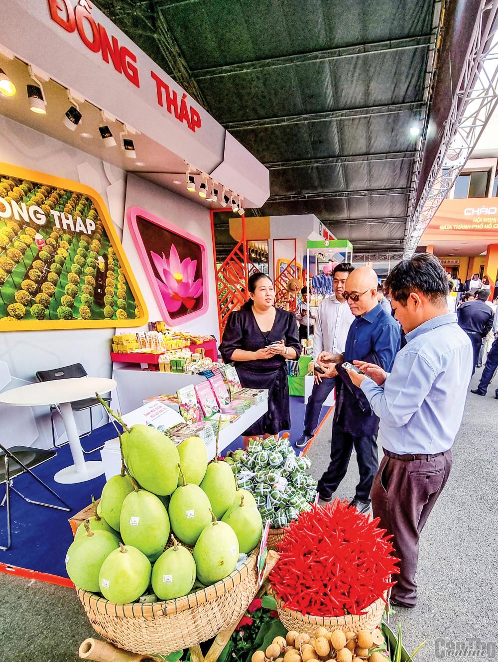 Sản phẩm xoài của tỉnh Đồng Tháp được trưng bày, giới thiệu tại một hoạt động triển lãm được tổ chức ở Bến Tre.