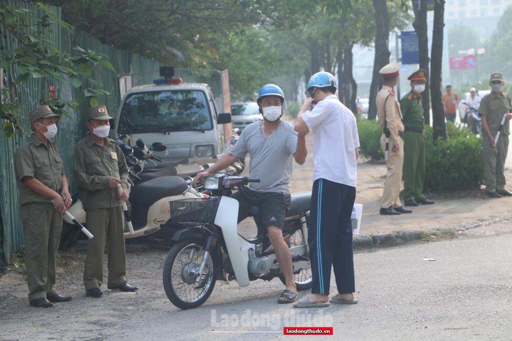 Thí sinh có mặt tại điểm thi từ sớm để bước vào môn thi cuối cùng