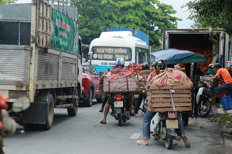 Vải thiều Thanh Hà vừa mất mùa vừa mất giá, nông dân xót xa bán buôn 15 nghìn đồng/kg - Ảnh 2.