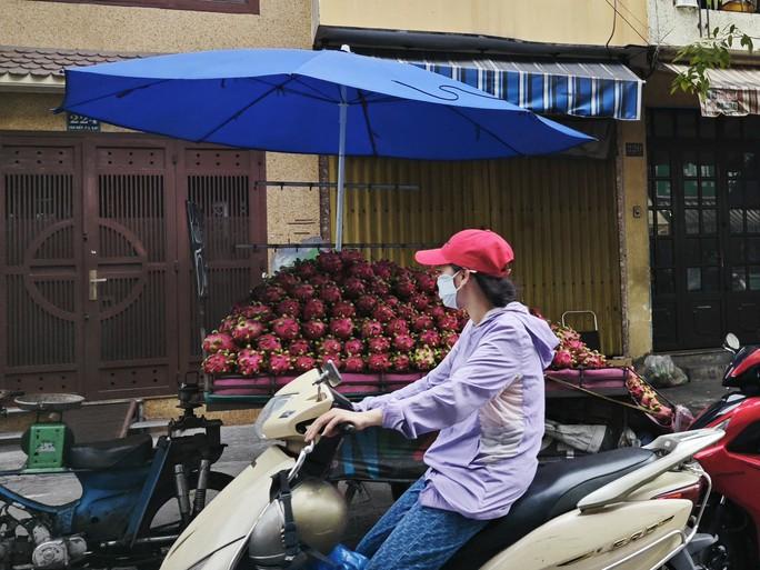 Thanh long lại dội chợ - Ảnh 5.