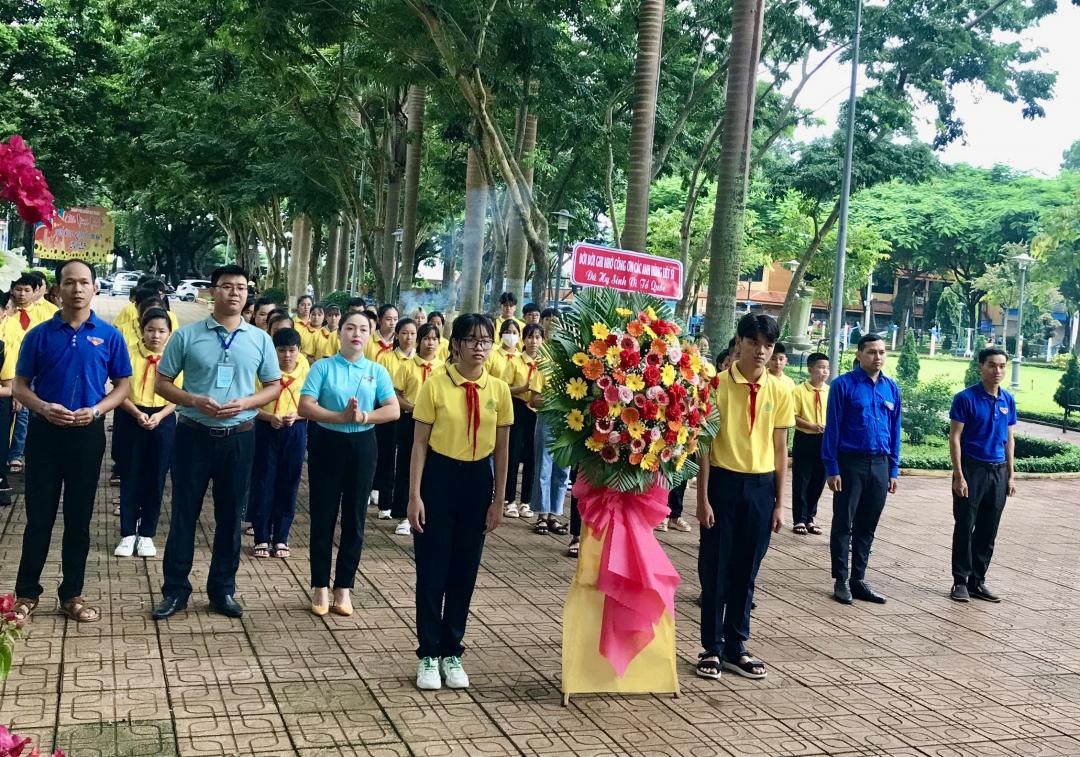 Ban tổ chức cùng các học viên tham gia chương trình dâng hoa, dâng hương tại Bia tưởng niệm các chiến sĩ nam tiến.