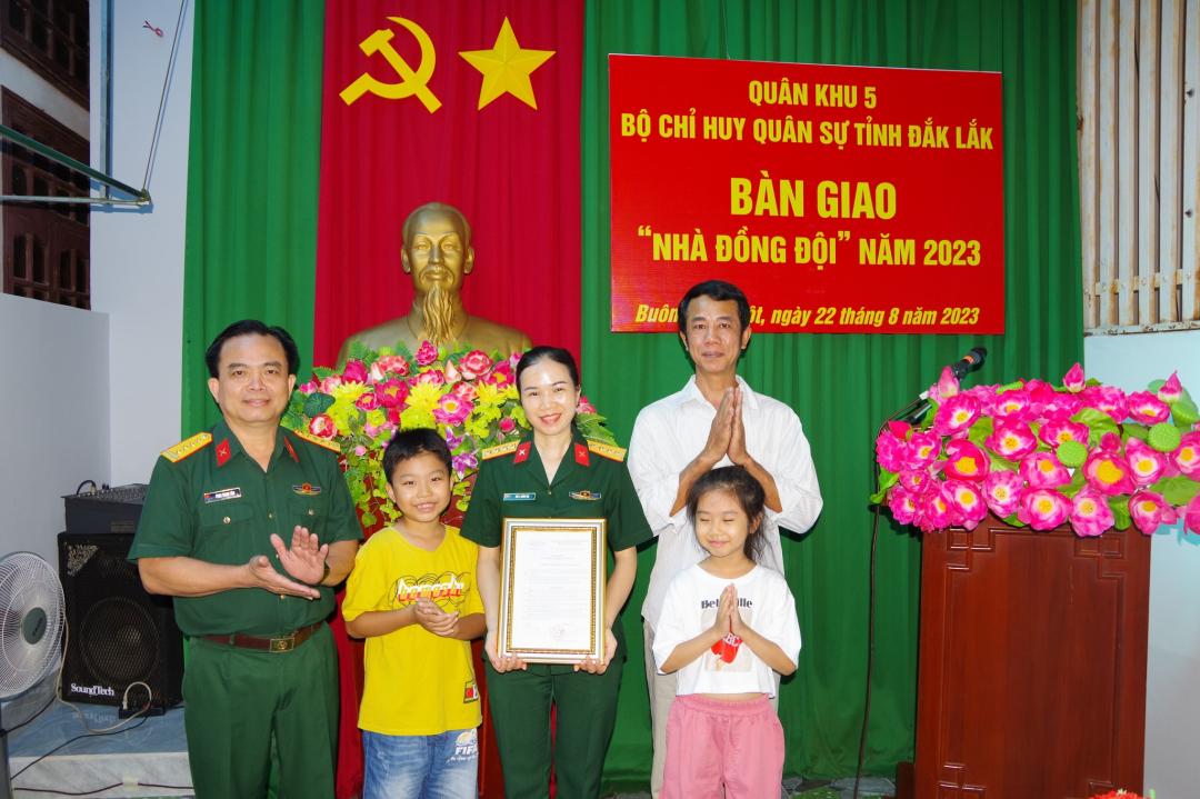 Đại tá Phan Thanh Tâm, Phó Chỉ huy Trưởng Bộ Chỉ huy Quân sự tỉnh trao quyết định tặng nhà cho gia đình chị Hà.