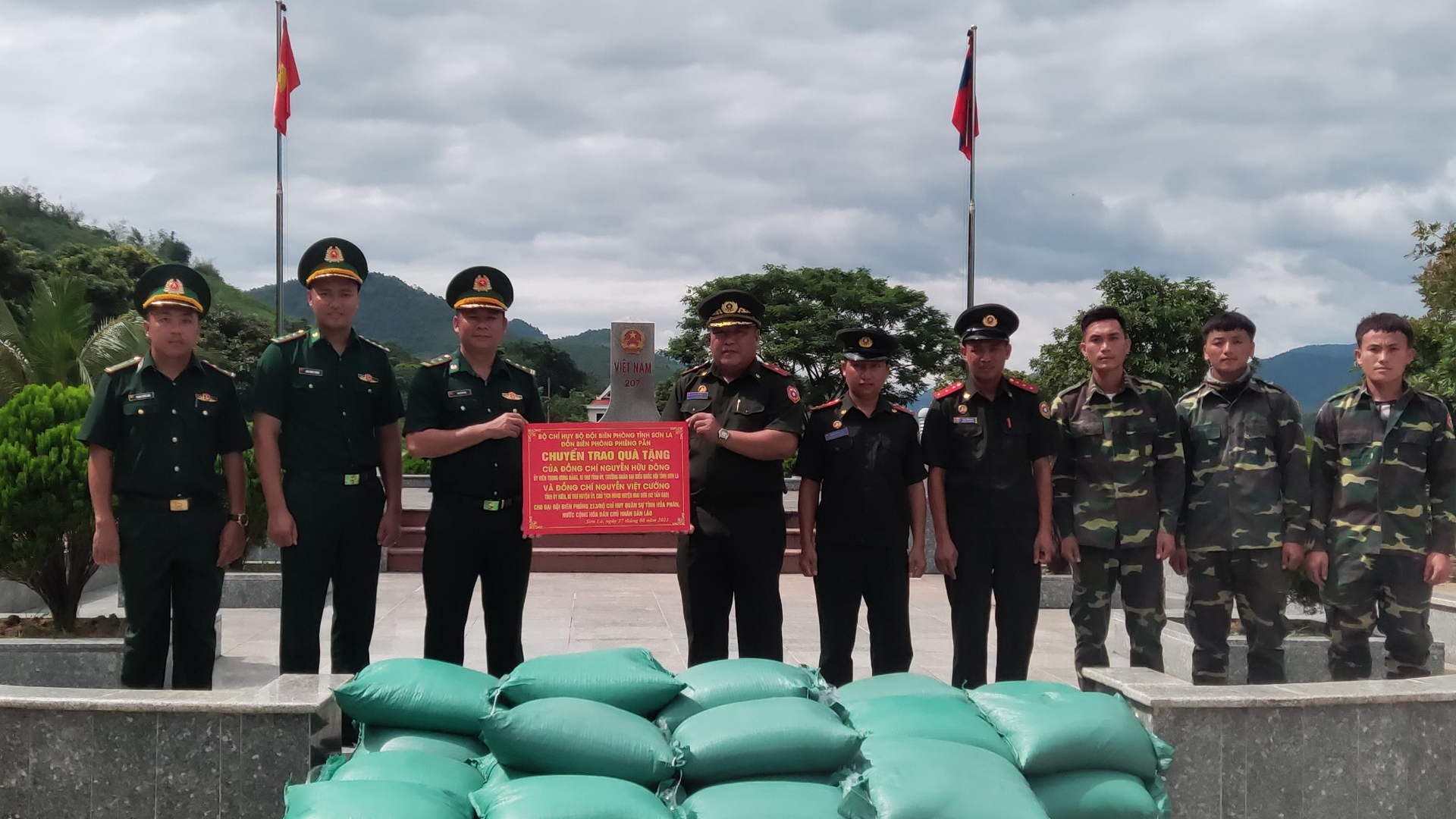 Phát huy truyền thống quan hệ đặc biệt hữu nghị Việt Nam – Lào, "hạt gạo cắn đôi, cọng rau bẻ nửa". - Ảnh 2.