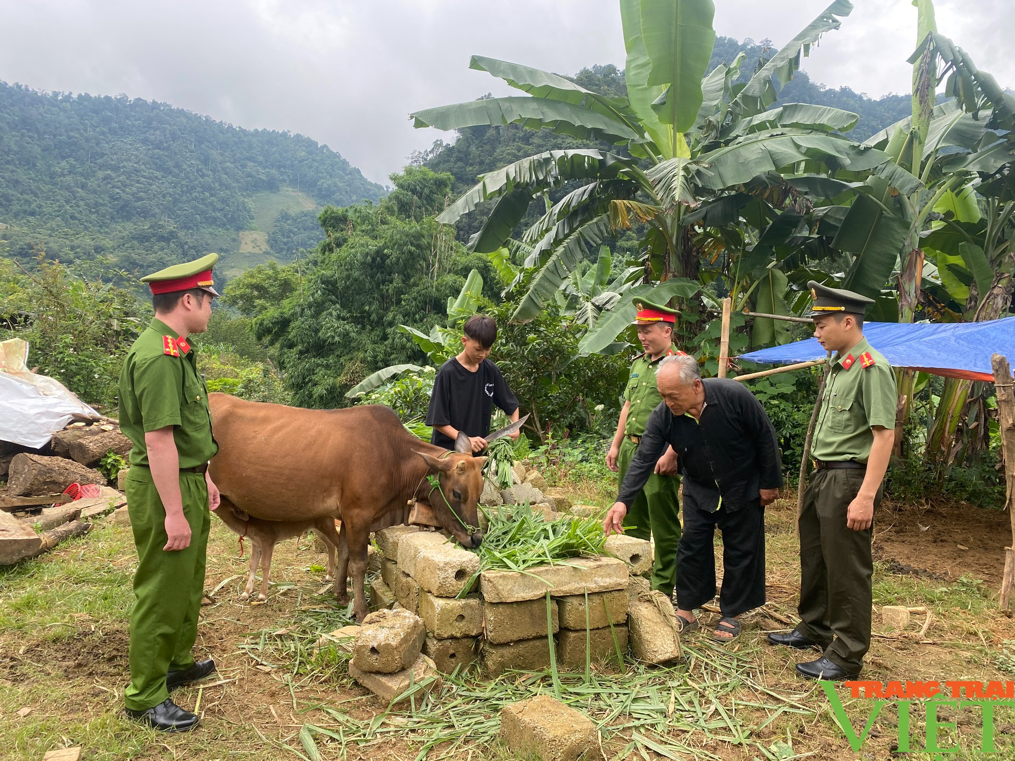 Phát huy vai trò người có uy tín trong đồng bào dân tộc thiểu số tại các bản vùng cao - Ảnh 4.