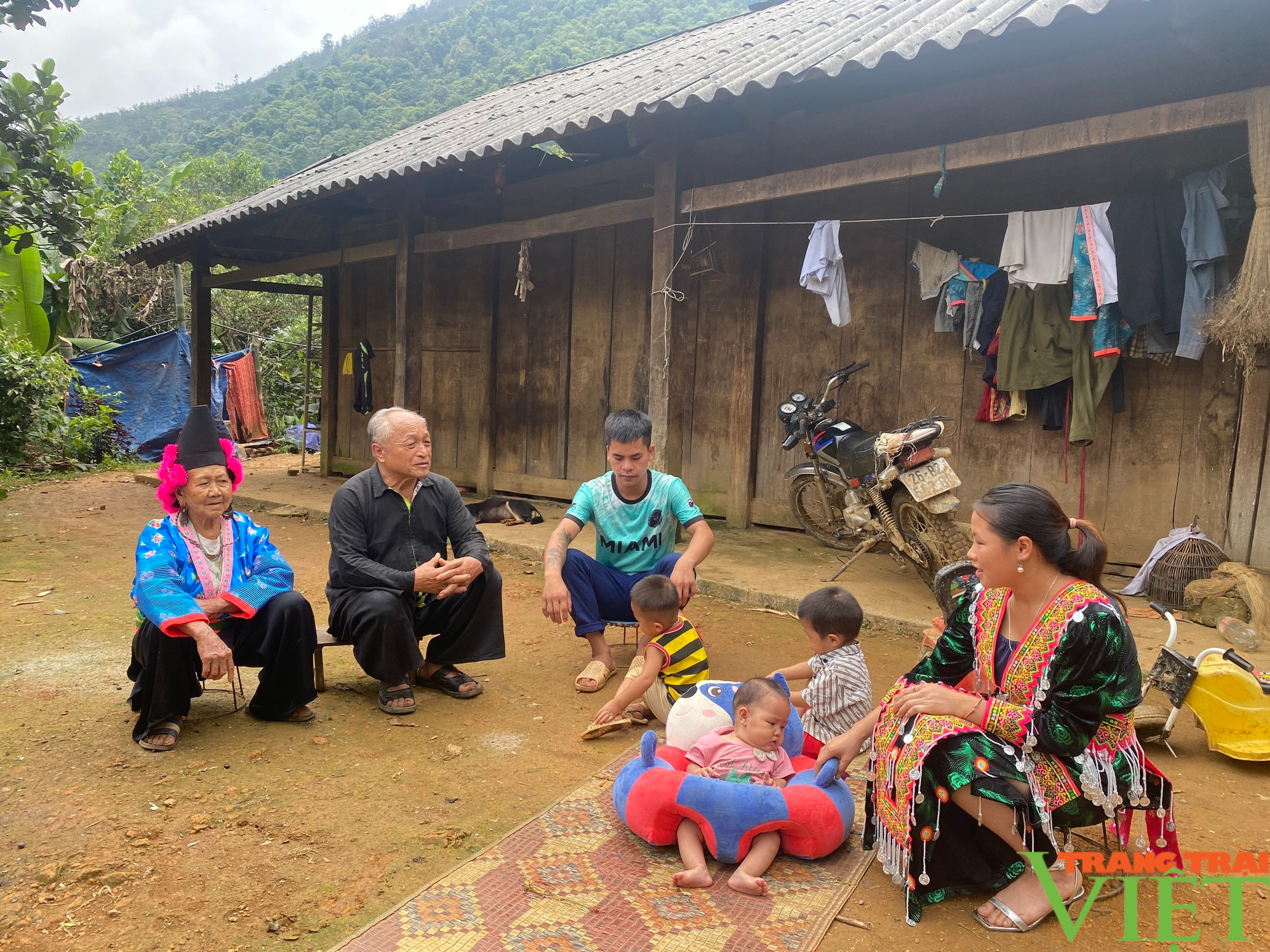 Phát huy vai trò người có uy tín trong đồng bào dân tộc thiểu số tại các bản vùng cao - Ảnh 2.