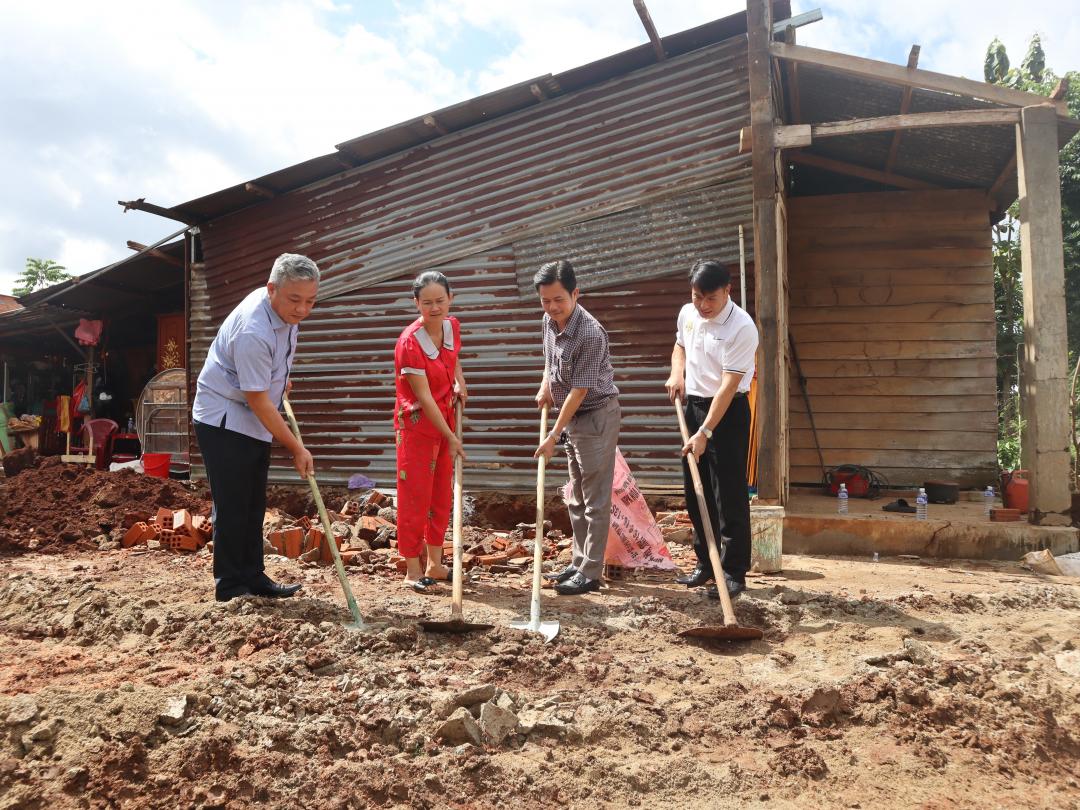 Các đơn vị làm nghi thức động thổ xây dựng nhà cho hộ bà Bùi Thị Vân, xã Quảng Điền, huyện Krông Ana.