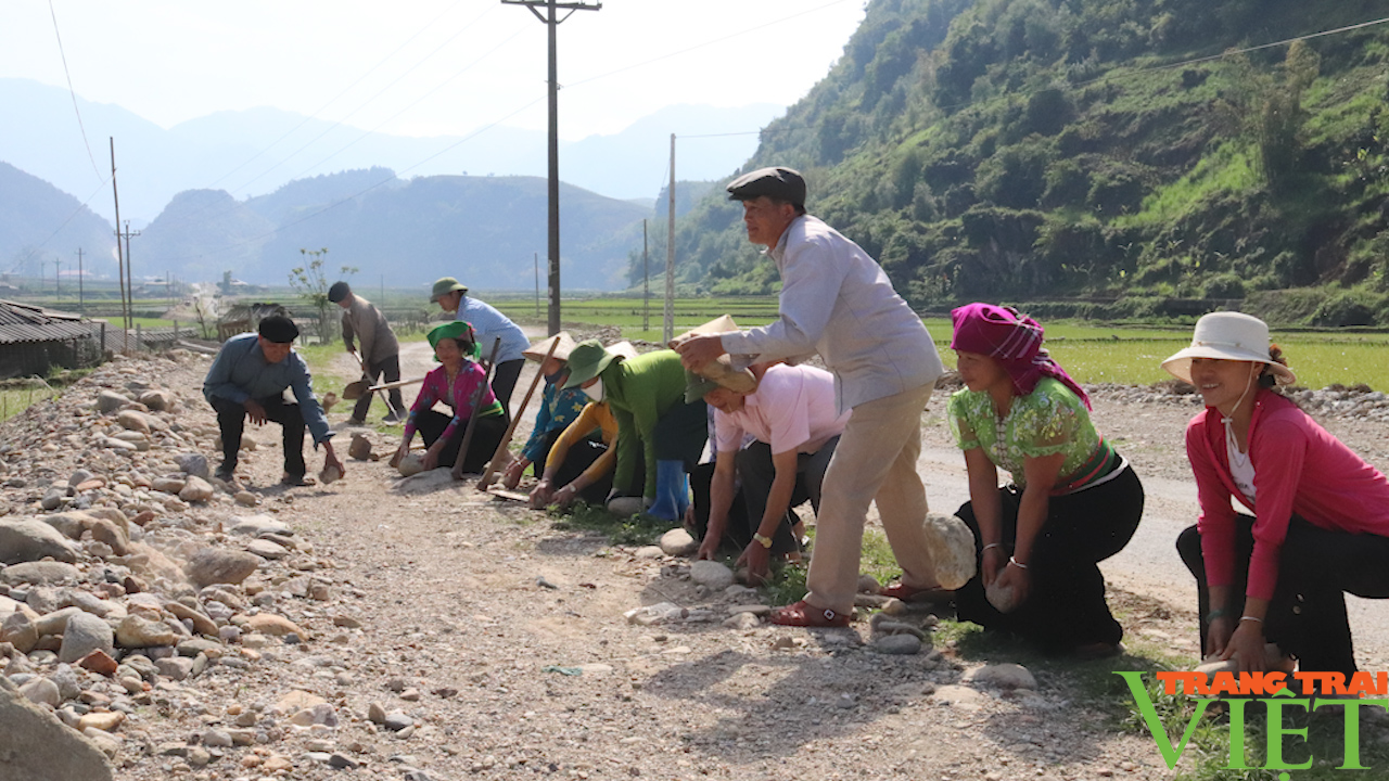 Bà con các dân tộc vùng cao Ngọc Chiến (Mường La) chung tay xây dựng "miền quê cổ tích" - Ảnh 2.