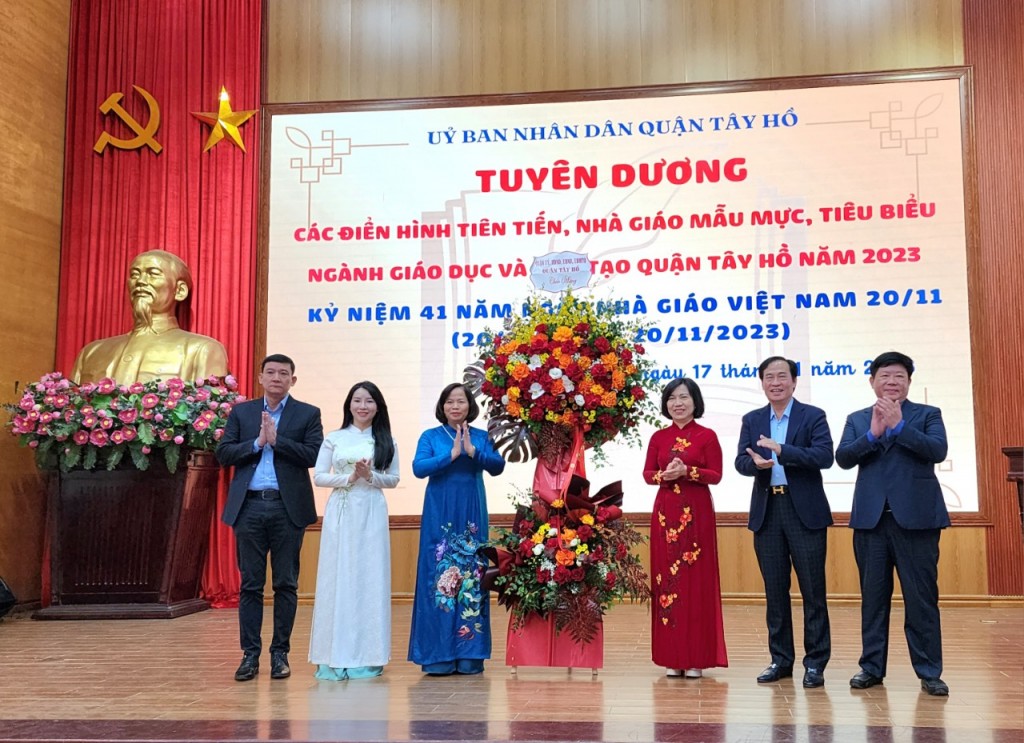 Tuyên dương các điển hình tiên tiến, nhà giáo mẫu mực quận Tây Hồ