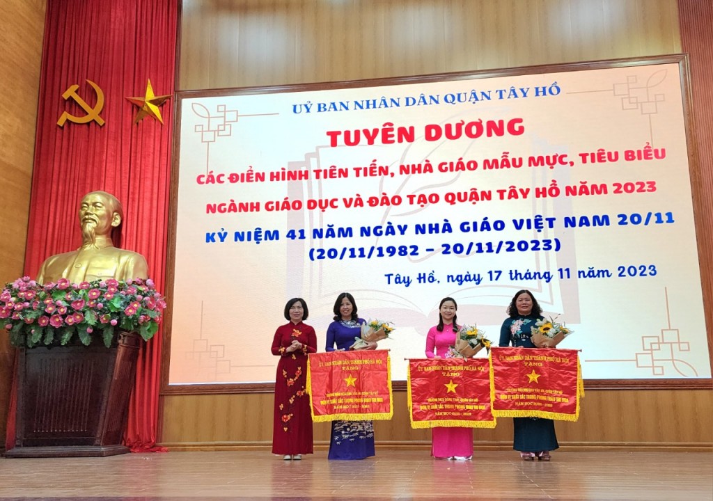 Tuyên dương các điển hình tiên tiến, nhà giáo mẫu mực quận Tây Hồ