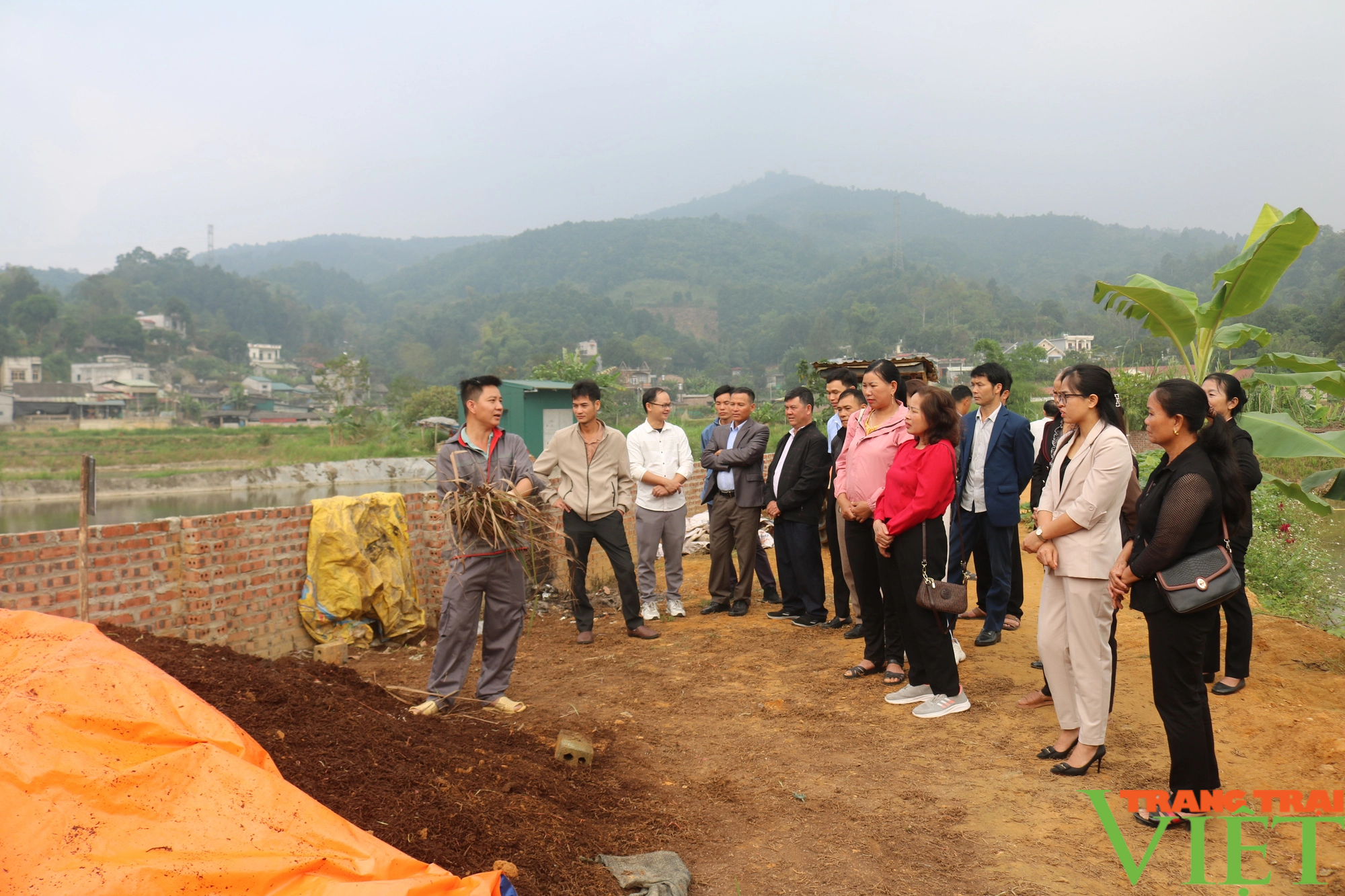 Nông dân Lào Cai tham quan, học hỏi kinh nghiệm mô hình xử lý rác thải hữu cơ - Ảnh 1.