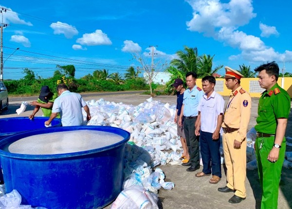 Lực lượng chức năng tổ chức tiêu hủy hơn 2,7 triệu con tôm giống không có giấy chứng nhận kiểm dịch