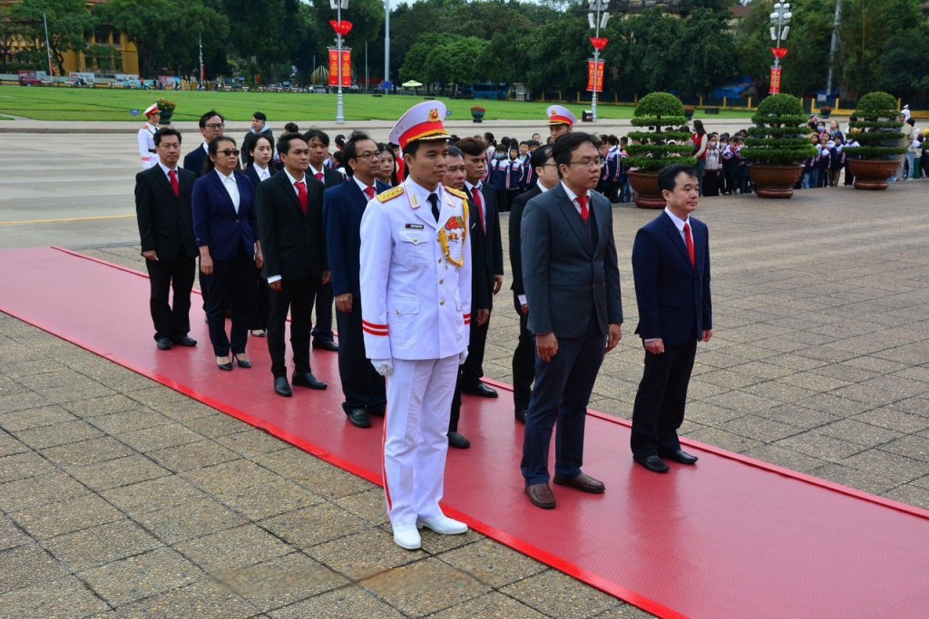 Đồng chí Trần Vũ Quang - Phó Bí thư Thường trực Đảng uỷ TCT (hàng đầu bên phải) cùng các kỹ sư ASEAN thuộc EVNHCMC vào Lăng viếng Chủ tịch Hồ Chí Minh và tham quan Khu di tích Chủ tịch Hồ Chí Minh tại Phủ Chủ tịch