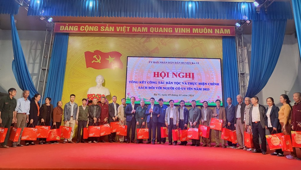 Gần 120 suất quà Tết tặng người uy tín vùng đồng bào dân tộc