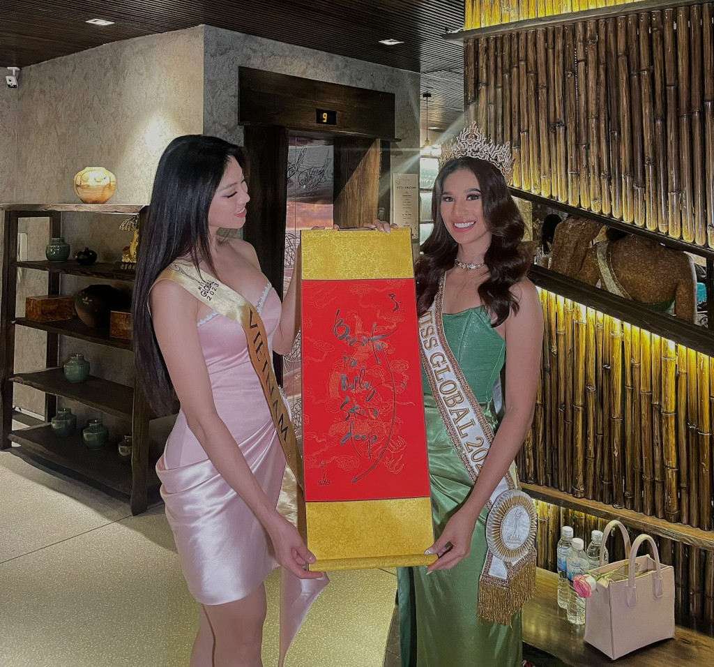 Quà đặc biệt Đoàn Thu Thuỷ tặng thí sinh Miss Global 2023