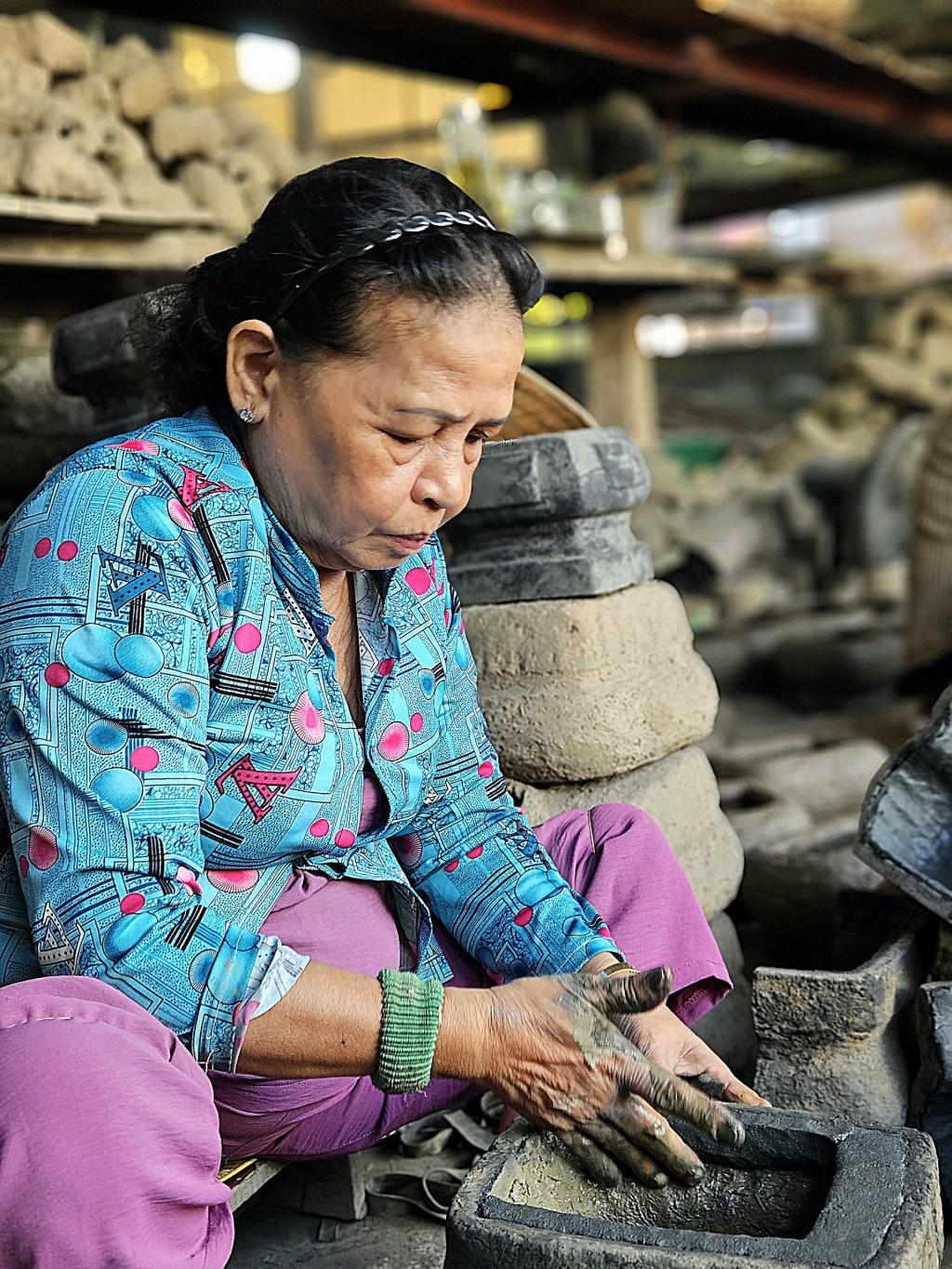 Cô Năm Toàn đang thực hiện công đoạn làm khuôn