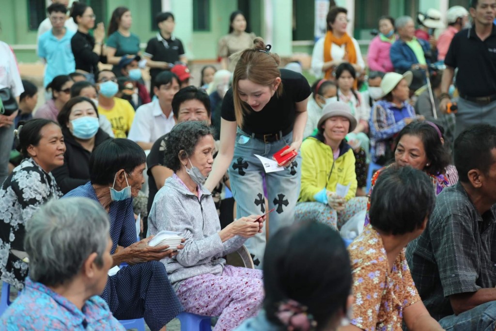 Các nhà hảo tâm gửi tặng lì xì cho các cô chú có hoàn cảnh đặc biệt