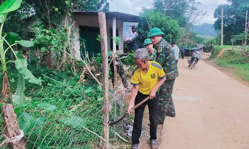 Ông Nguyễn Văn Bền, Trưởng bản Cổ Tràng, xã Trường Sơn tự tay tháo dỡ hàng rào B40 để hiến đất làm đường giao thông.