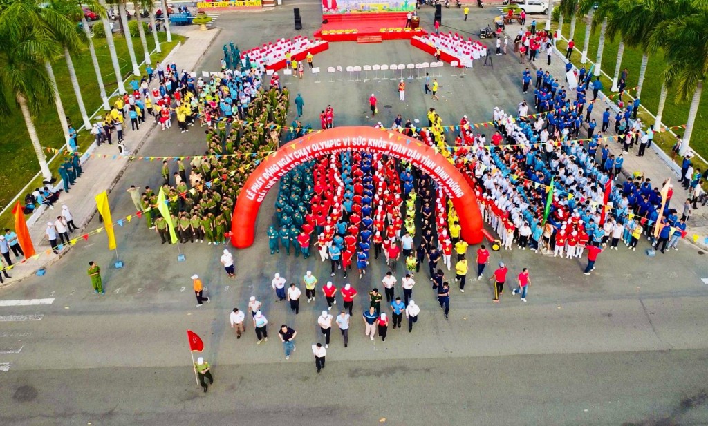 Lãnh đạo các sở, ngành, địa phương, đơn vị chạy phát động Olympic