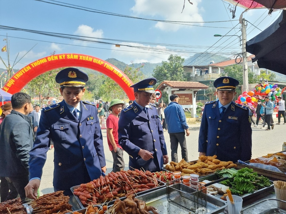 Ngộ độc thực phẩm làm khó du lịch: Không thể chủ quan