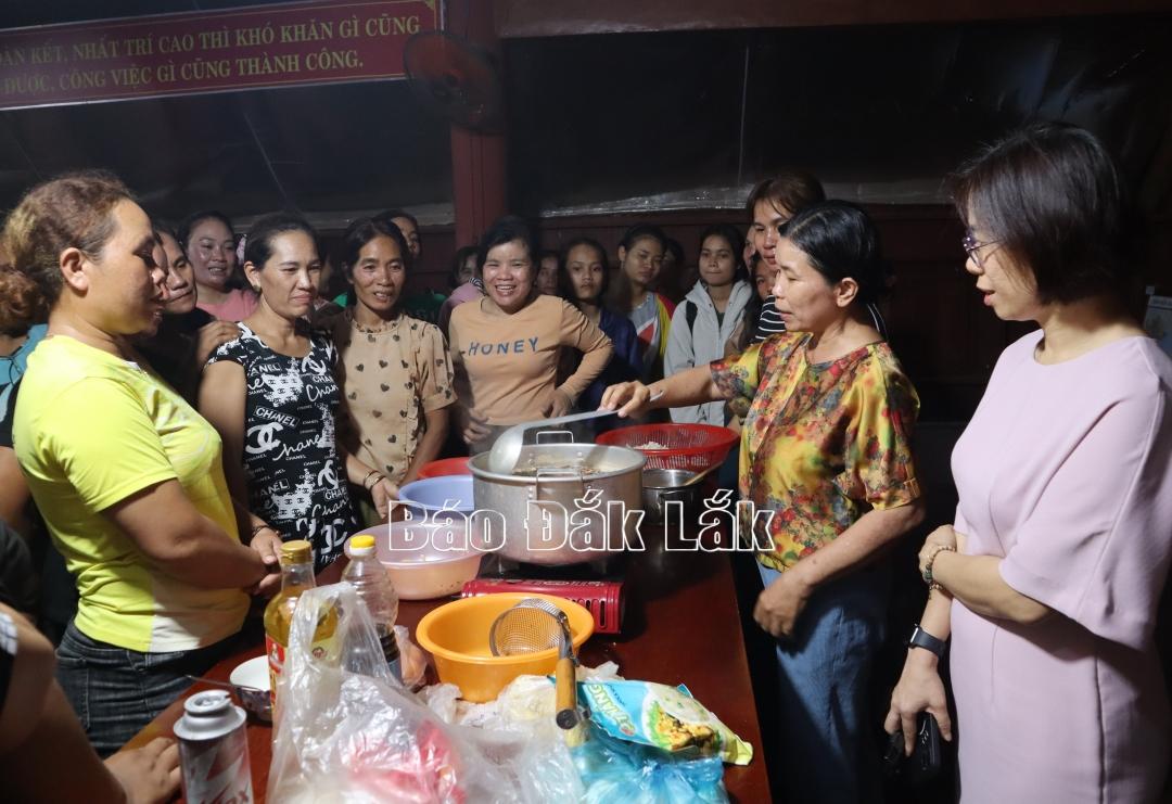 Người lao động buôn Ê Rang, phường Khánh Xuân, TP. Buôn Ma Thuột tham gia lớp học sơ cấp nghề kỹ thuật nấu ăn.