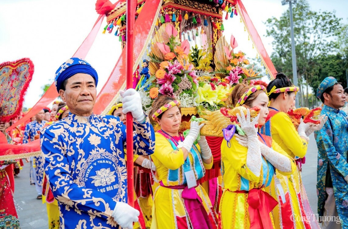 Thừa Thiên Huế: Hàng ngàn người rước Thánh mẫu tại lễ hội Điện Huệ Nam