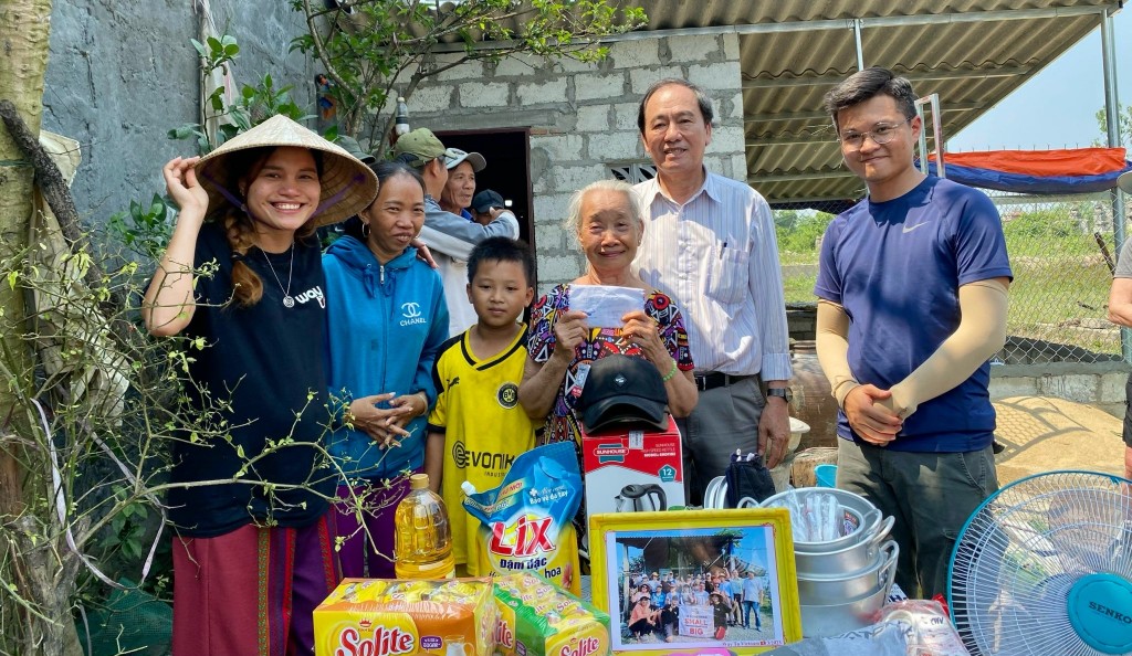 Họ xây dựng chuồng gà, nhà vệ sinh, nhà bếp và sắm sửa các vật dụng cần thiết để hỗ trợ hộ khó khăn (Ảnh Đ.Minh)