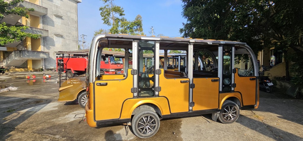 42 xe điện Hoi An Shuttle Bus cháy trơ khung trong Trường Điện lực