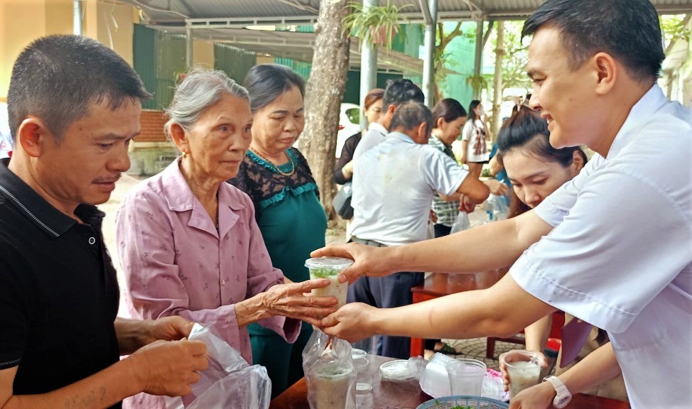 Gần 200 suất cháo dinh dưỡng miễn phí trao đến tay bệnh nhân