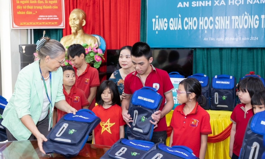 Bà Elena Butarova trao quà cho các em học sinh có hoàn cảnh khó khăn tại trường Tiểu học An Tảo