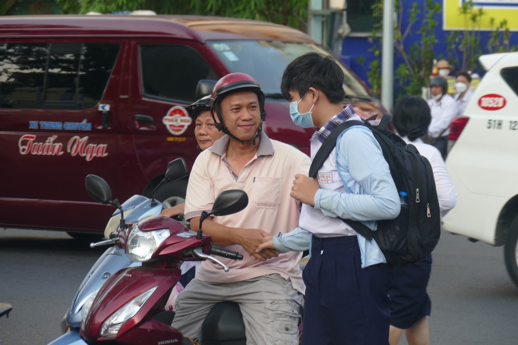 Phụ huynh đưa con em đến điểm thi, tin tưởng các con sẽ hoành thành tốt bài thi