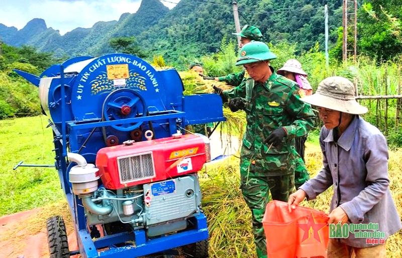 Giúp nông dân xã Hóa Sơn thu hoạch lúa.