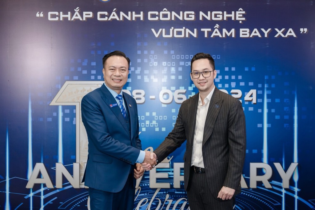 Ông Lương Nguyễn Minh Đăng - Giám Đốc Khối Ngân hàng Bán lẻ Eximbank và Ông Nguyễn Xuân Thủy – Nhà sáng lập VBCI ký kết Biên bản Ghi nhớ.