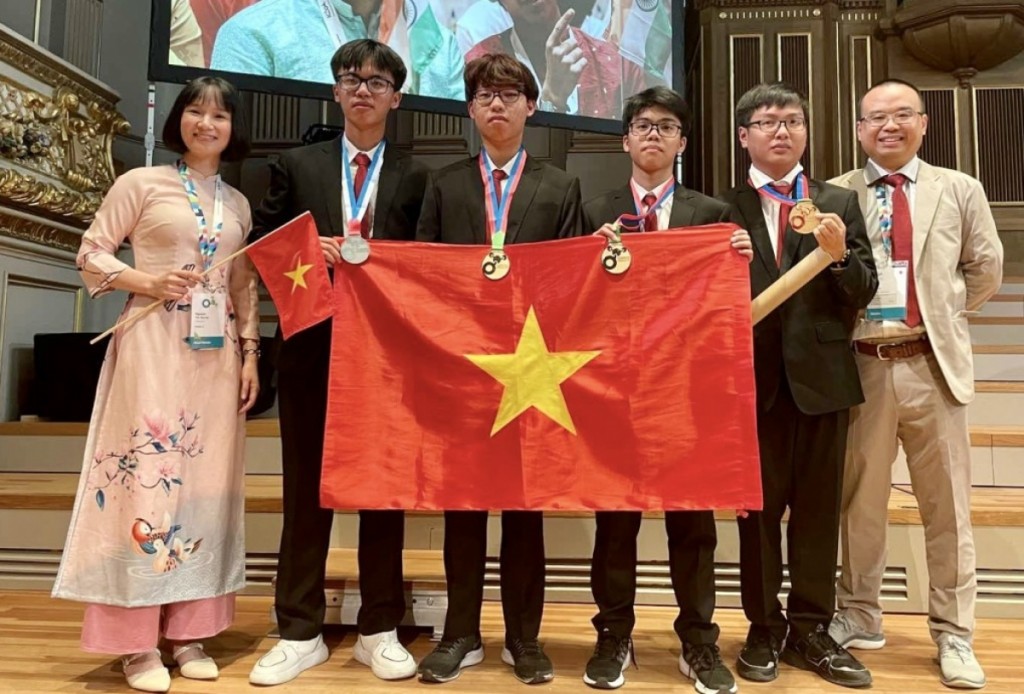 Đinh Cao Sơn (thứ hai từ phải sang) cùng các thành viên đoàn Việt Nam tại Olympic Hóa học quốc tế 2023 tổ chức tại Thụy Sĩ