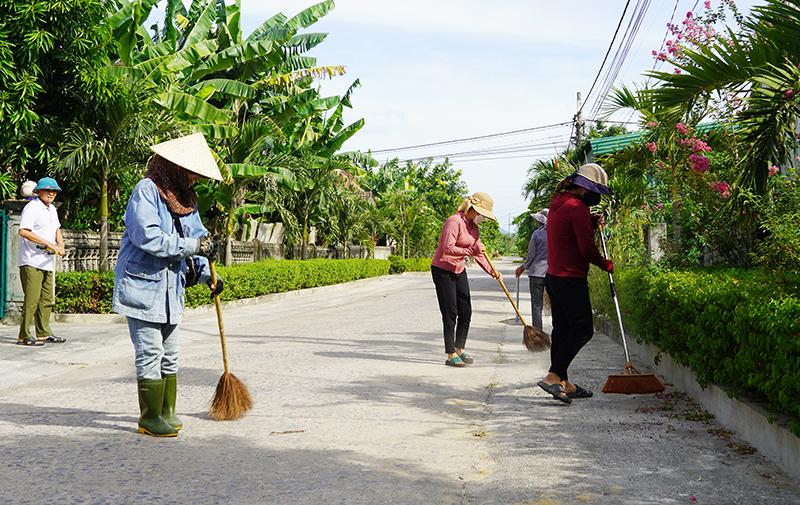 Vệ sinh, tạo cảnh quan môi trường tại các khu dân cư nông thôn mới kiểu mẫu trên địa bàn huyện Bố Trạch.