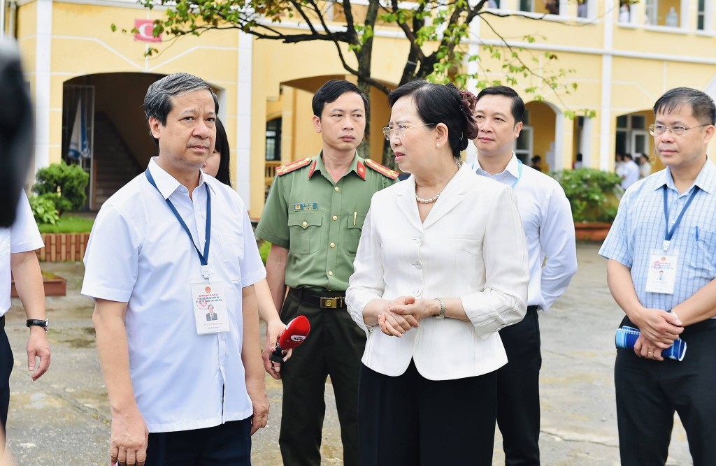 Bí thư Tỉnh uỷ Hà Nam Lê Thị Thuỷ trao đổi với Bộ trưởng Nguyễn Kim Sơn về công tác chuẩn bị cho Kỳ thi tốt nghiệp THPT năm 2024 của địa phương.