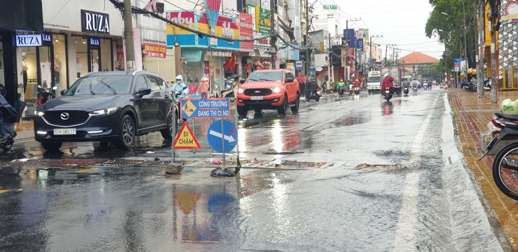 tấm bảng công trường thi công đặt ngay giữa đường sau khi công trình được khánh thành hơn 1 tháng