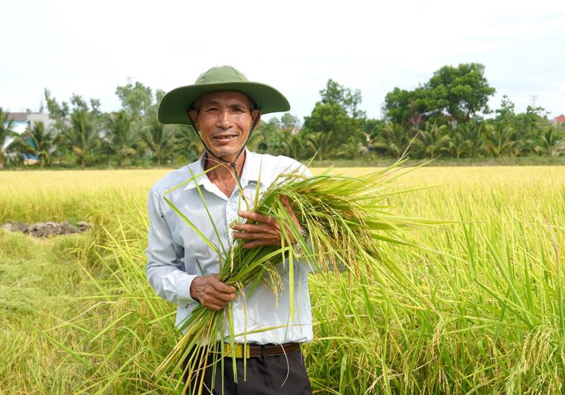 CCB Đặng Văn Luân nâng niu “hạt ngọc” trái vụ.