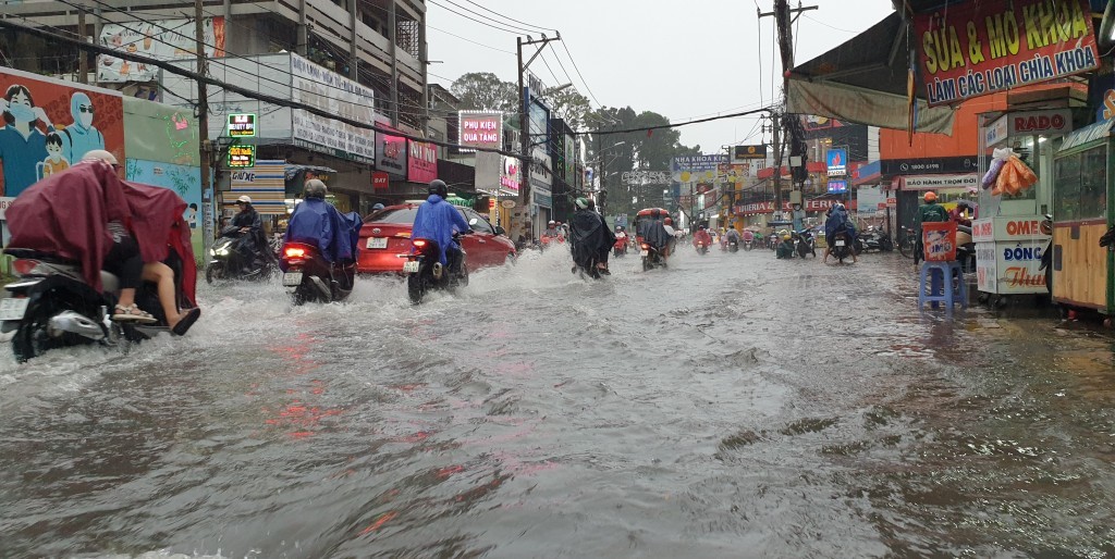 Khu vực chợ Thủ Đức liên tục ngập nước mỗi khi mưa lớn