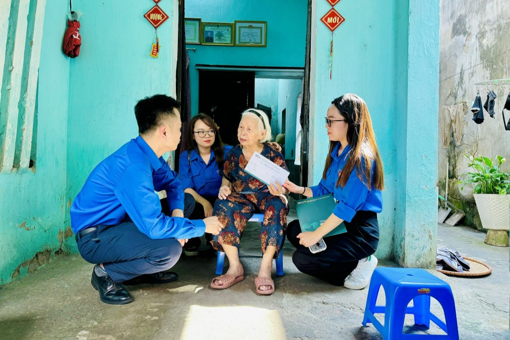 Tuổi trẻ huyện Gia Lâm thăm, tặng quà cựu thanh niên xung phong