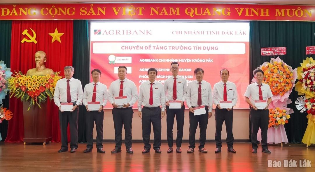 Lãnh đạo Agribank Đắk Lắk trao thưởng cho các đơn vị có thành tích trong phong trào thi đua tăng trưởng tín dụng trong 6 tháng đầu năm 2024.