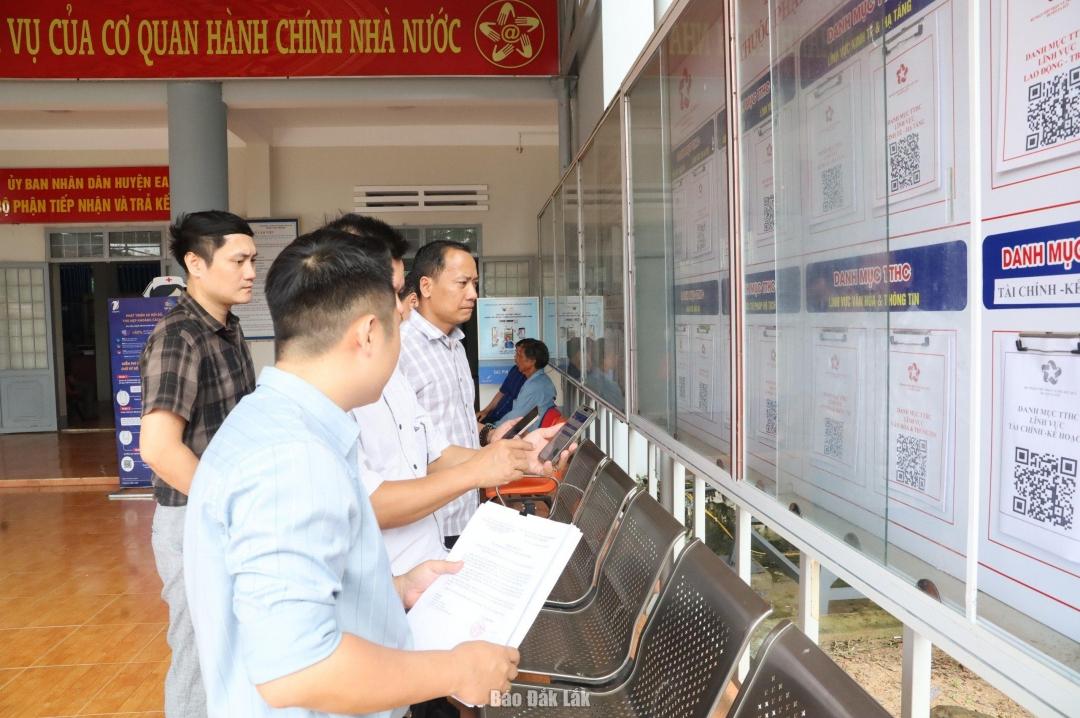 Thành viên Đoàn Kiểm tra kiểm tra việc thực hiện niêm yết công khai thủ tục hành chính bằng mã QR tại Bộ phận Tiếp nhận hồ sơ và trả kết quả huyện Ea Súp. Ảnh: