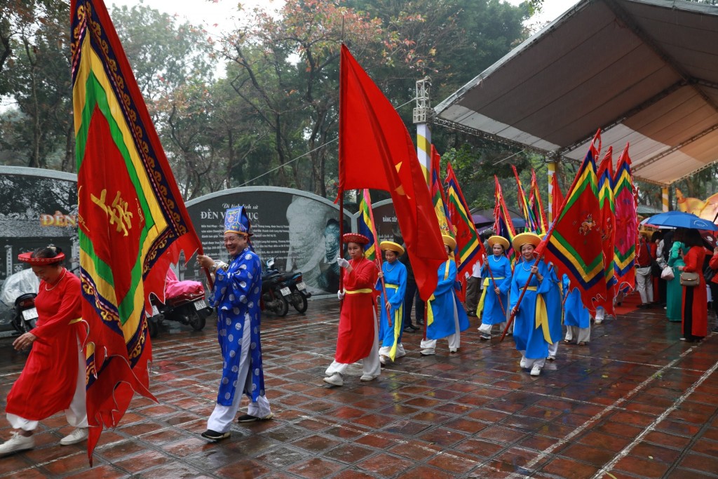 rước khai Xuân tại đền Voi Phục