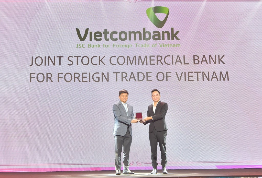 Ông Nguyễn Kiên Hiếu - Phó Trưởng Ban Tổ chức và Nhân sự đại diện Vietcombank nhận giải đặc biệt từ BTC