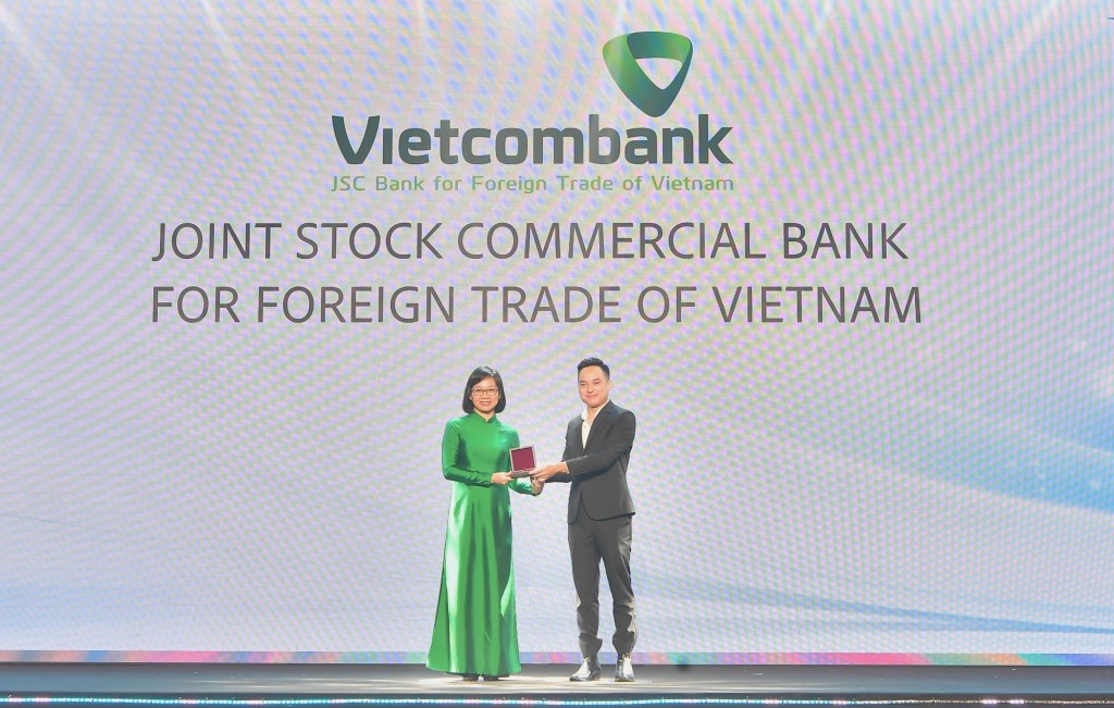 Bà Tô Thị Phương Dung - Trưởng Phòng Chính sách và Kế hoạch nhân sự đại diện Vietcombank nhận giải đặc biệt từ BTC